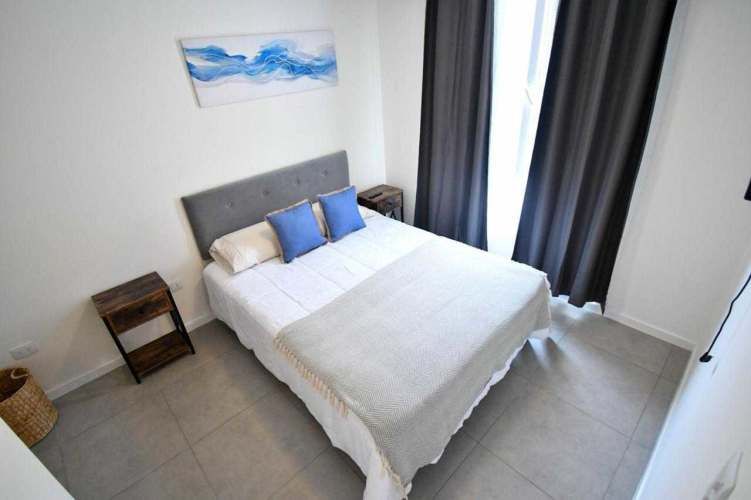 Se vende departamento con patio nuevo. (98346)