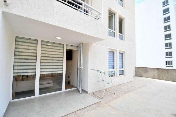 Se vende departamento con patio nuevo. (98346)