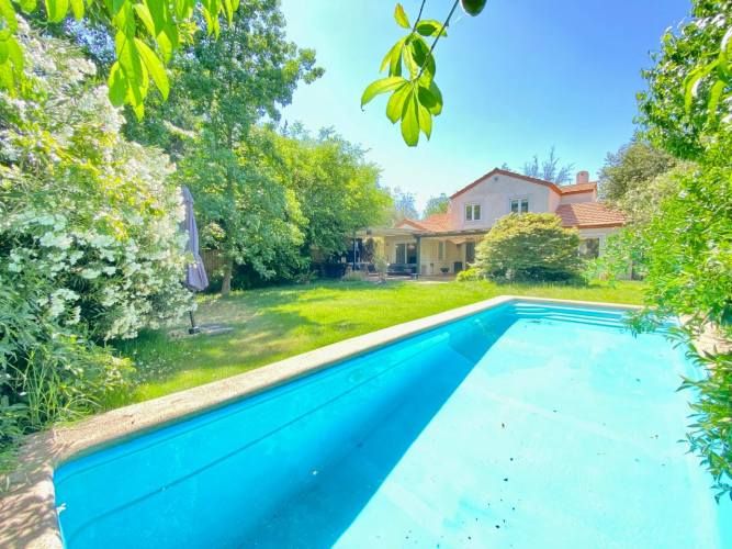 VENTA CASA PROVENZAL EN PIEDRA ROJA, 3D + SERVICIO + PISCINA + TERRAZA TECHADA + QUINCHO ¡A PASOS DEL COLEGIO SAN JOSÉ Y VERBO DIVINO!