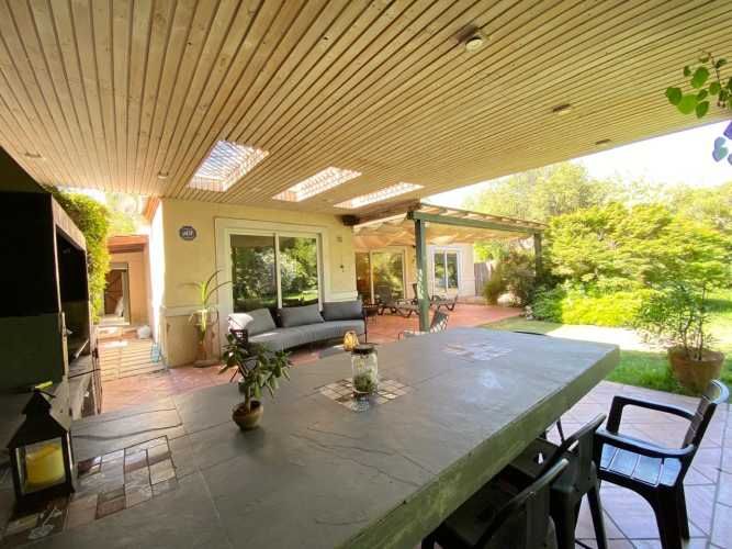 VENTA CASA PROVENZAL EN PIEDRA ROJA, 3D + SERVICIO + PISCINA + TERRAZA TECHADA + QUINCHO ¡A PASOS DEL COLEGIO SAN JOSÉ Y VERBO DIVINO!