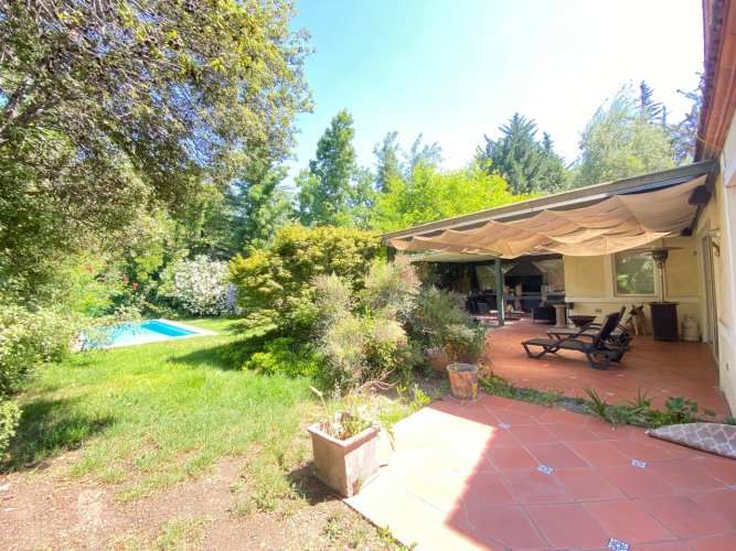 VENTA CASA PROVENZAL EN PIEDRA ROJA, 3D + SERVICIO + PISCINA + TERRAZA TECHADA + QUINCHO ¡A PASOS DEL COLEGIO SAN JOSÉ Y VERBO DIVINO!