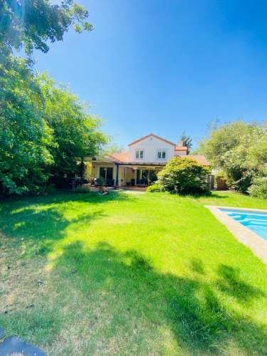 VENTA CASA PROVENZAL EN PIEDRA ROJA, 3D + SERVICIO + PISCINA + TERRAZA TECHADA + QUINCHO ¡A PASOS DEL COLEGIO SAN JOSÉ Y VERBO DIVINO!