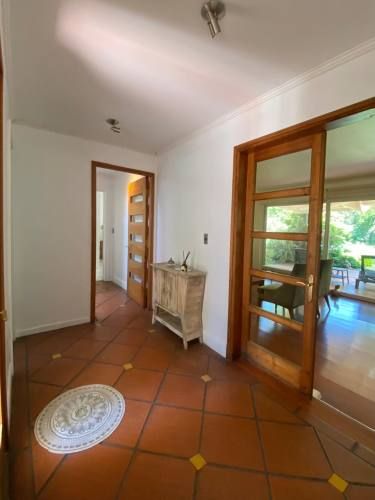 VENTA CASA PROVENZAL EN PIEDRA ROJA, 3D + SERVICIO + PISCINA + TERRAZA TECHADA + QUINCHO ¡A PASOS DEL COLEGIO SAN JOSÉ Y VERBO DIVINO!