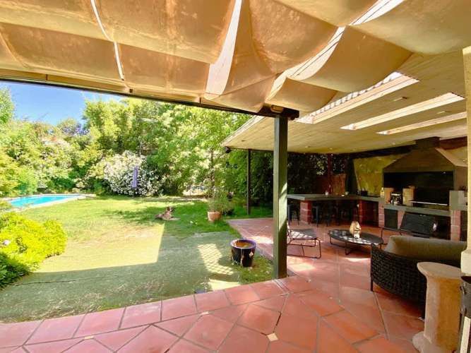 VENTA CASA PROVENZAL EN PIEDRA ROJA, 3D + SERVICIO + PISCINA + TERRAZA TECHADA + QUINCHO ¡A PASOS DEL COLEGIO SAN JOSÉ Y VERBO DIVINO!