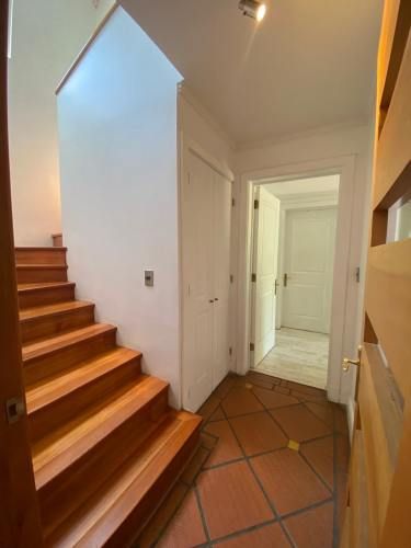 VENTA CASA PROVENZAL EN PIEDRA ROJA, 3D + SERVICIO + PISCINA + TERRAZA TECHADA + QUINCHO ¡A PASOS DEL COLEGIO SAN JOSÉ Y VERBO DIVINO!