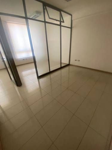 Excelente oficina, en moderno edificio, calle Matta