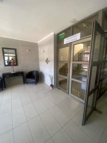 Excelente oficina, en moderno edificio, calle Matta