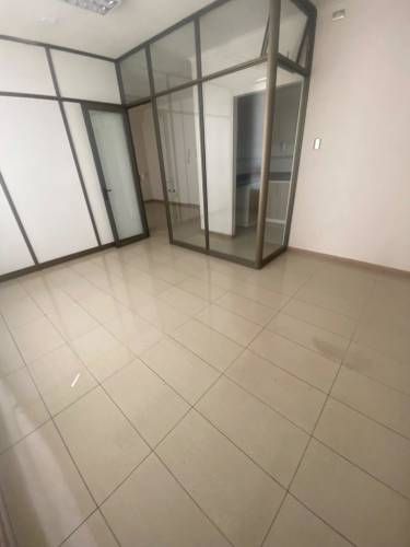 Excelente oficina, en moderno edificio, calle Matta