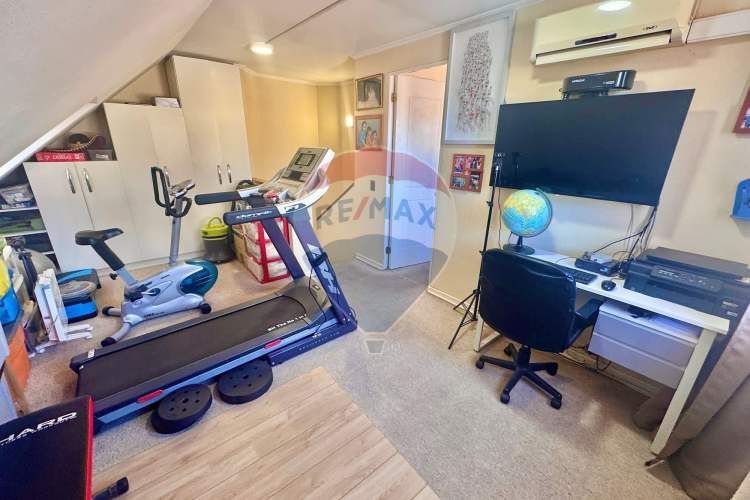 Casa en venta 5d + 4 b, piscina.