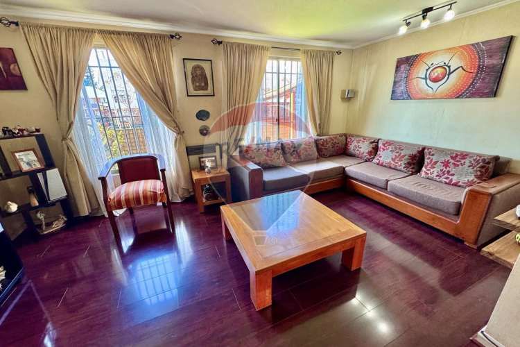 Casa en venta 5d + 4 b, piscina.