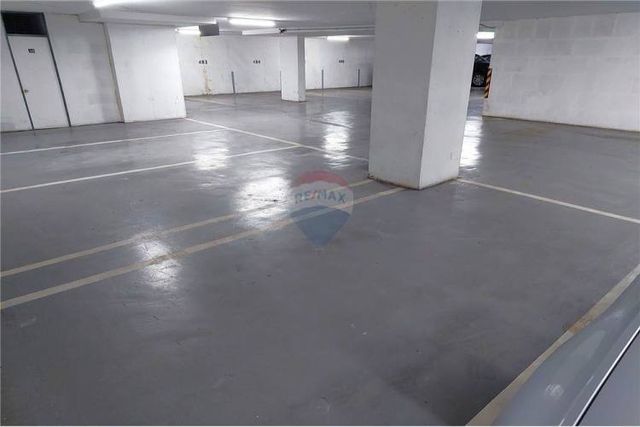 Amplio estacionamiento en edificio de oficinas