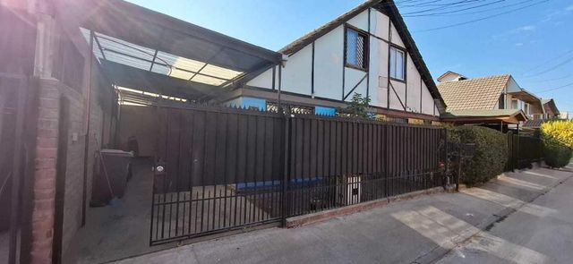 Casa de 2 pisos en venta, Los Claveles III (134847)