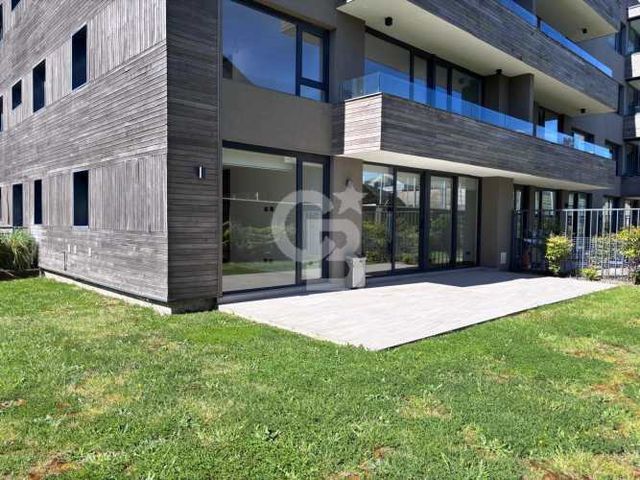 Moderno Dpto en 1er piso con jardín, cerca del centro.