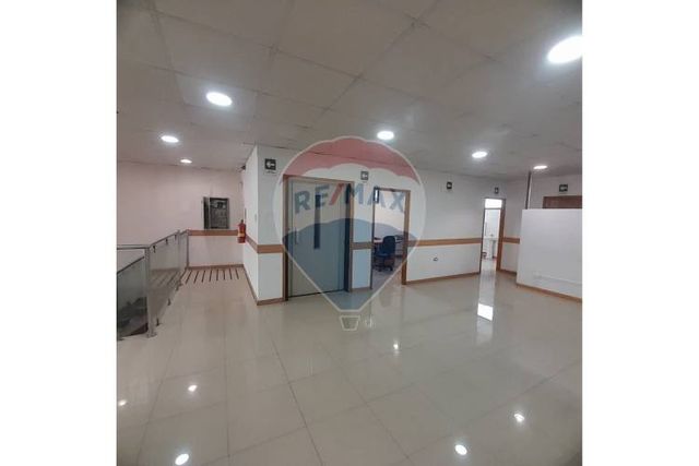 Oportunidad única: edificio comercial en colina