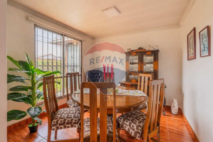 Espectacular y amplia casa en la cisterna 4d + 2b