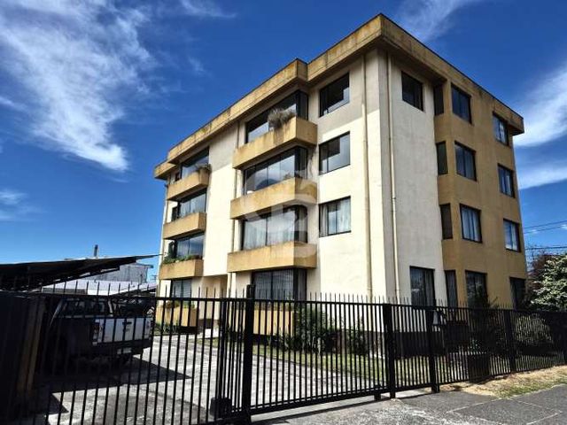 Departamento espacioso en Tercer Piso, Sector Céntrico