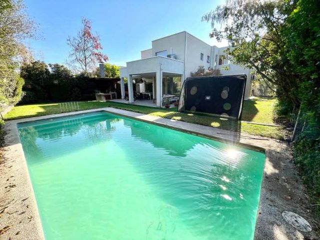 Casa Amplia con Jardín y Piscina (134489)