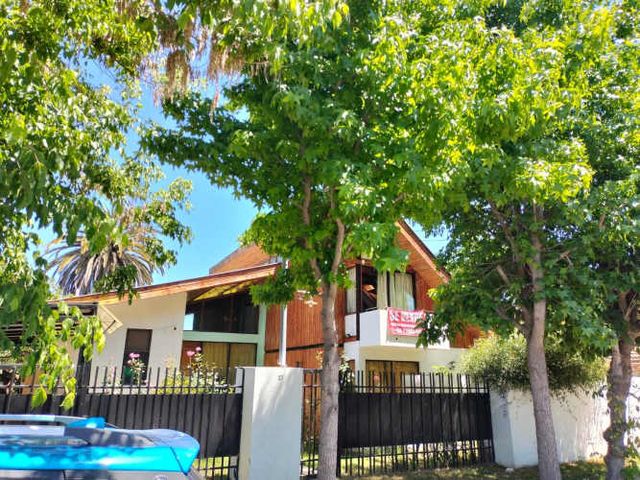 Amplia Casa con Jardín en Zona Tranquila (134880)