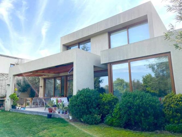 Casa en condominio cercano a colegios (56997)