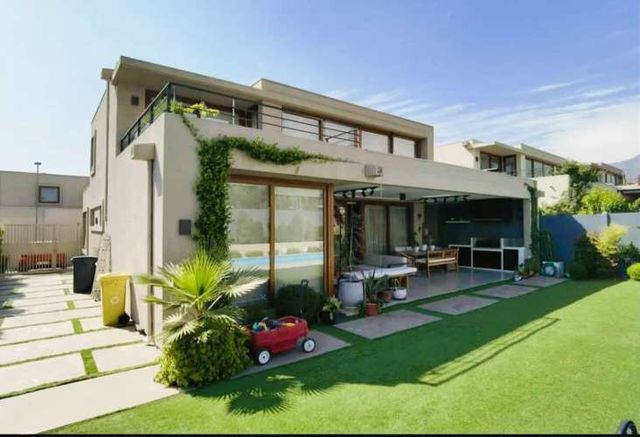 VENTA CASA MEDITERRÁNEA EN EXCLUSIVO CONDOMINIO DE CHICUREO, 4D (2D EN SUIETE) + 5B + TERRAZA + QUINCHO + PISCINA, AL LADO DEL COLEGIO SAN ANSELMO