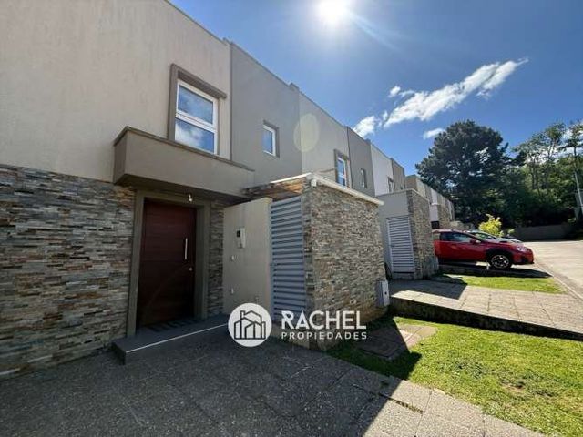 SE VENDE LINDA CASA ESTILO TOWNHOUSE EN CONDOMINIO BARRIO FRANCÉS