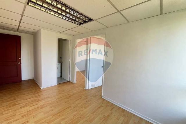 Oficina 2 box 1 baño + est y bodega