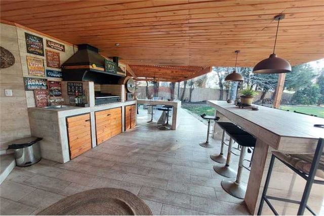 Casa chilena de un piso, gran jardín algarrobal