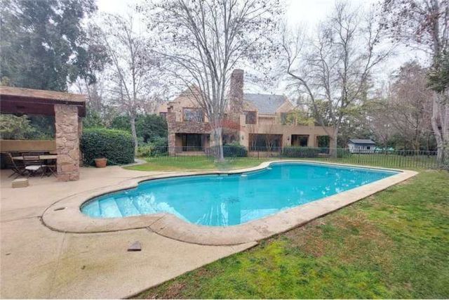 Amplia casa con privacidad gracias a su jardín.