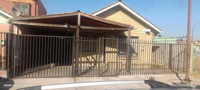 Moderna Casa con Excelente Conectividad (135201)