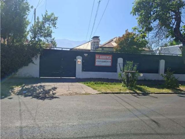 Casa comercial, 450 m2, 5 dormitorios, 8 oficinas, 12 estacionamiento.