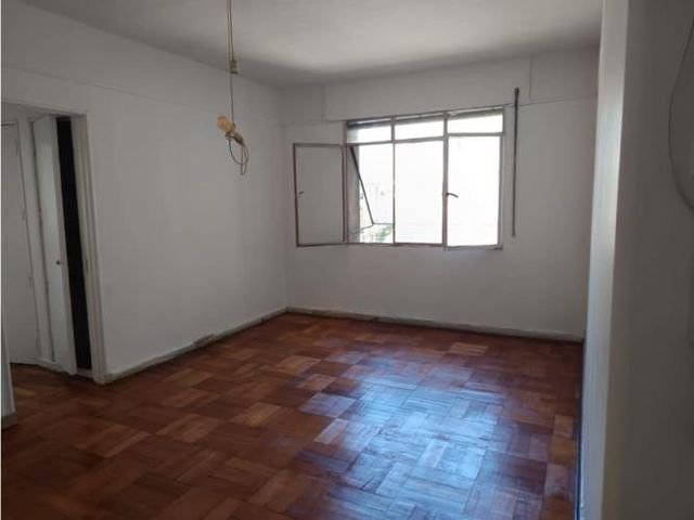 Amplio departamento , 3 dormitorios, 2 baños, gran Living, cocina.