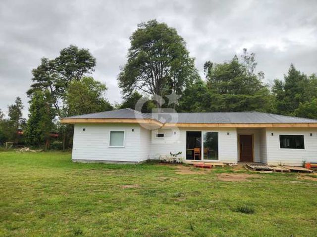 Casa moderna con bosque, cerca del centro y naturaleza