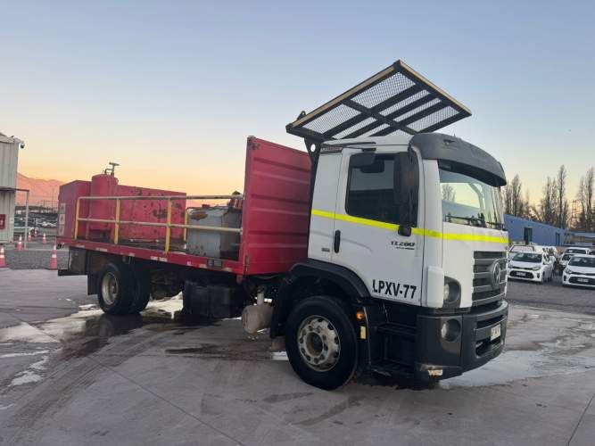 CAMION DE SERVICIOS PLUMA , COMPRESOR Y LUBRICADOR Marca VOLKSWAGEN Modelo CONSTELLATION 17.280 DC Año 2020