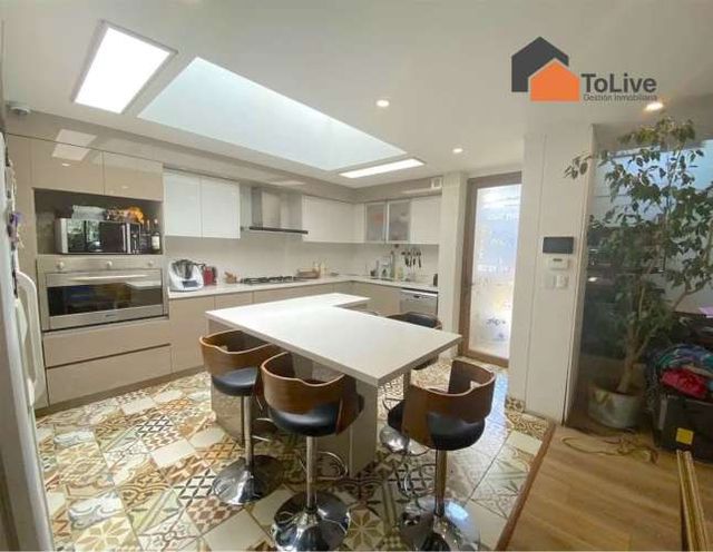 Moderna casa familiar con luz y comodidad (135350)