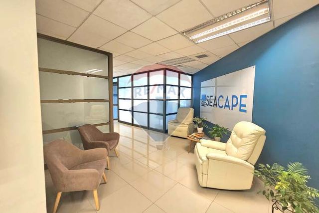 Amplia oficina, mismo edificio del registro civil