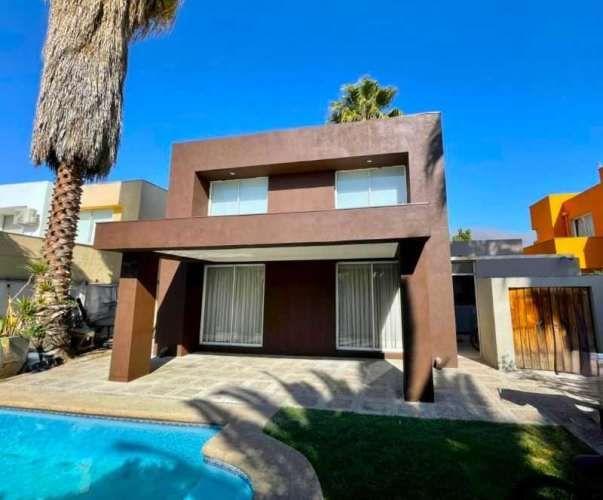 Diseño moderno, amplios espacios y piscina  (135474)