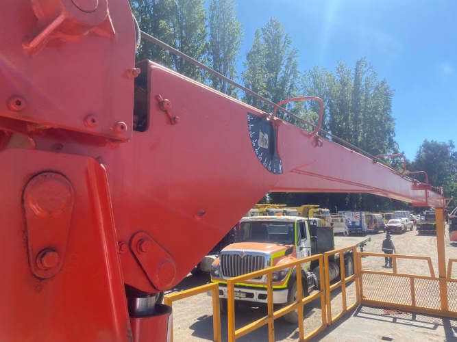 CAMION CON PLUMA Marca INTERNATIONA Modelo 4400 Año 2006