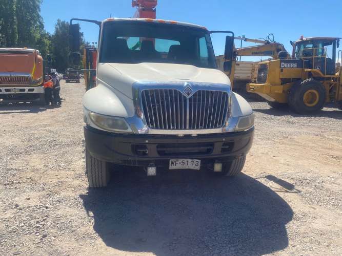 CAMION CON PLUMA Marca INTERNATIONA Modelo 4400 Año 2006