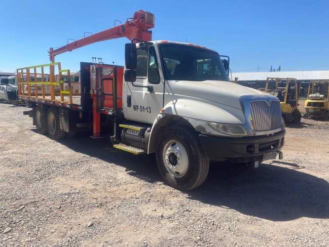 CAMION CON PLUMA Marca INTERNATIONA Modelo 4400 Año 2006