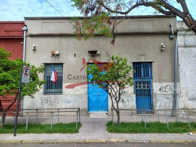 Propiedad Industrial con 2 Oficinas, 2 Baños, Bodegas ubicada en Comuna de Independencia.