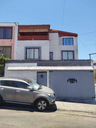 En Iquique, Vendo Hermosa y agradable Casa Esquina de 3 pisos, 5dormitorios 3baños 1Estacionamiento