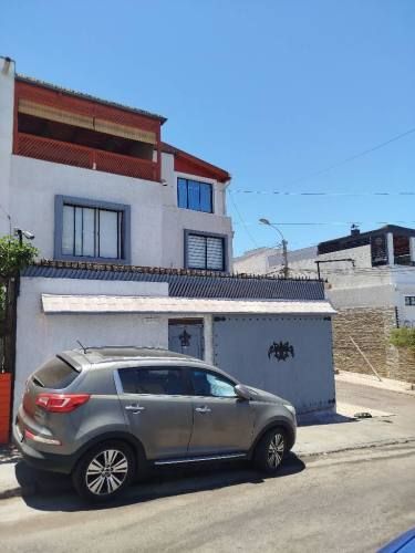 En Iquique, Vendo Hermosa y agradable Casa Esquina de 3 pisos, 5dormitorios 3baños 1Estacionamiento