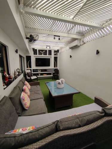 En Iquique, Vendo Hermosa y agradable Casa Esquina de 3 pisos, 5dormitorios 3baños 1Estacionamiento