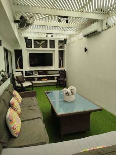 En Iquique, Vendo Hermosa y agradable Casa Esquina de 3 pisos, 5dormitorios 3baños 1Estacionamiento