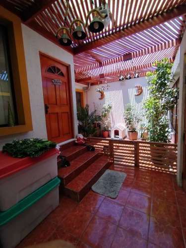 En Iquique, Vendo Hermosa y agradable Casa Esquina de 3 pisos, 5dormitorios 3baños 1Estacionamiento