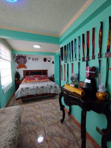 En Iquique, Vendo Hermosa y agradable Casa Esquina de 3 pisos, 5dormitorios 3baños 1Estacionamiento