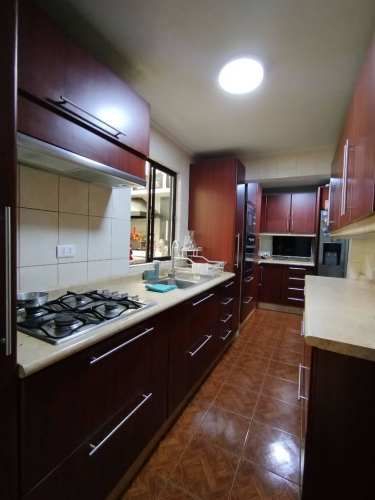 En Iquique, Vendo Hermosa y agradable Casa Esquina de 3 pisos, 5dormitorios 3baños 1Estacionamiento