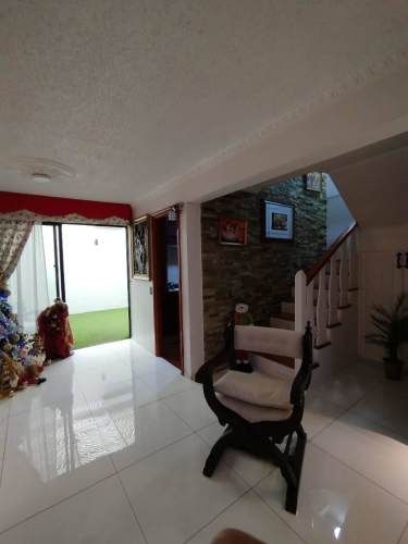 En Iquique, Vendo Hermosa y agradable Casa Esquina de 3 pisos, 5dormitorios 3baños 1Estacionamiento