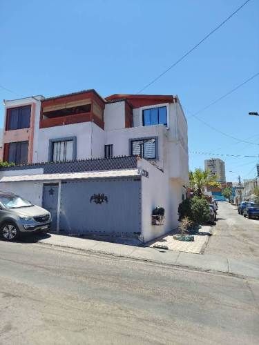 En Iquique, Vendo Hermosa y agradable Casa Esquina de 3 pisos, 5dormitorios 3baños 1Estacionamiento