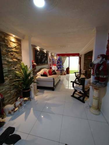 En Iquique, Vendo Hermosa y agradable Casa Esquina de 3 pisos, 5dormitorios 3baños 1Estacionamiento